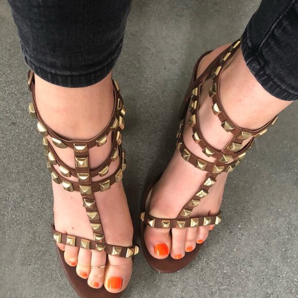 BCBG Brown Leather Gold Metal Studded T- Strap Strappy Sandals Chunky Heel 9 - Picture 4 of 13